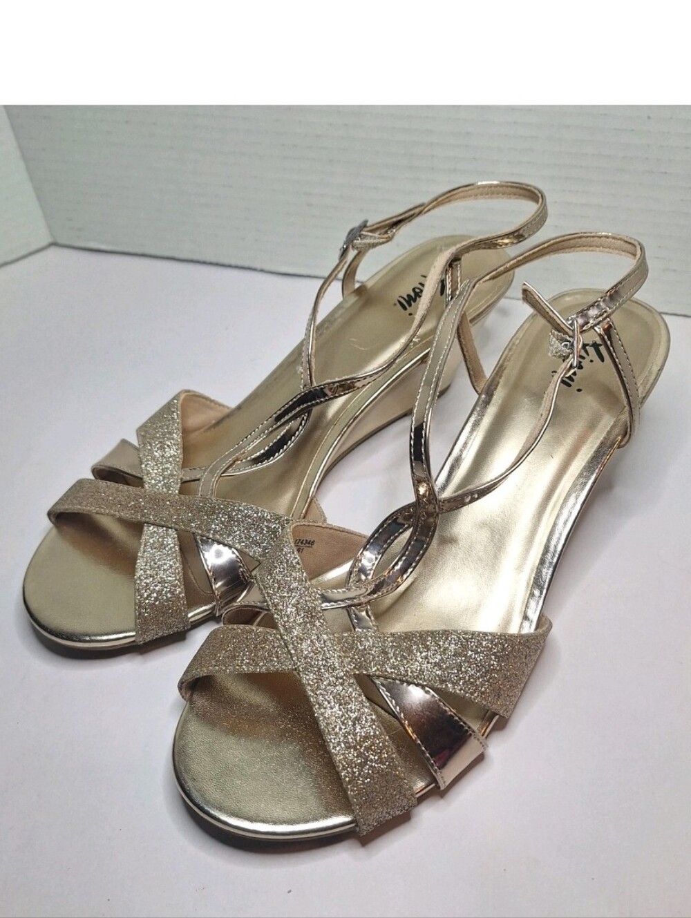 Fioni Women’s Gold Sparkle Wedge Sandals Size 11 W Party Y2K Metallic Heel